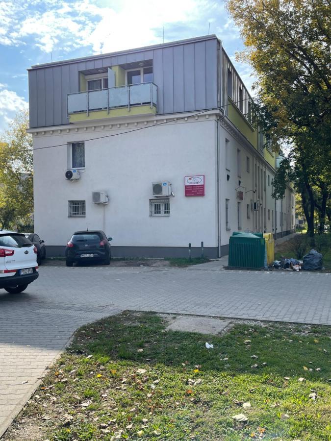 Stilusos Lakas Ingyenes Parkolassal Debrecen Eksteriør billede